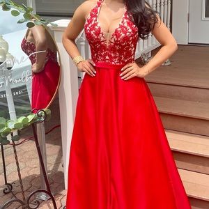 This beautiful red dress has delicate detail. Size : XSmall-0. Camille la vie